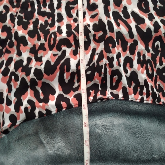 V neck peach,gray, black and white design top size Large - Picture 4 of 10